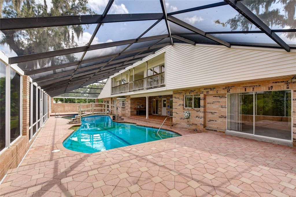 Image 5 of property listing at 914 S MILLER ROAD, Valrico, FL 33594