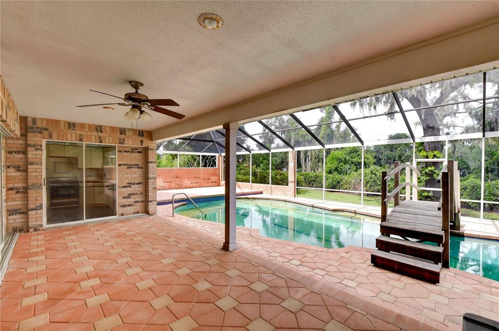 Image 6 of property listing at 914 S MILLER ROAD, Valrico, FL 33594