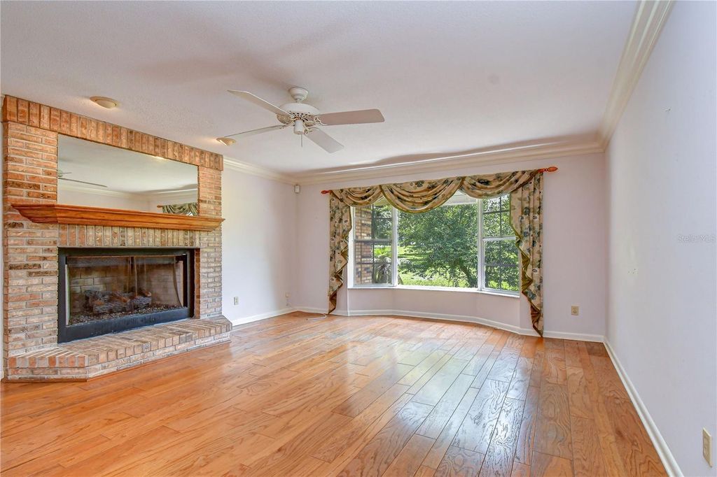 Image 9 of property listing at 914 S MILLER ROAD, Valrico, FL 33594