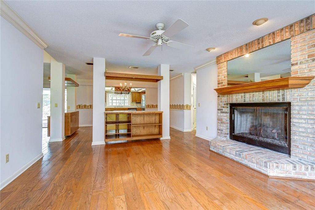 Image 10 of property listing at 914 S MILLER ROAD, Valrico, FL 33594