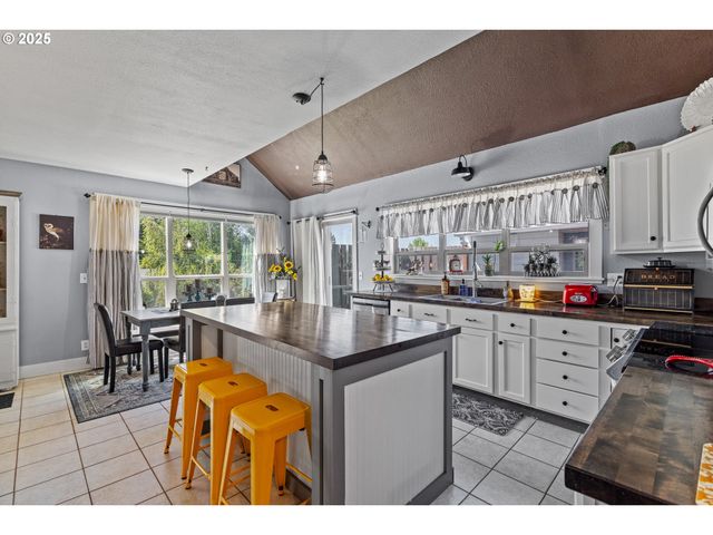 1753 20TH St, Myrtle Point, OR 97458