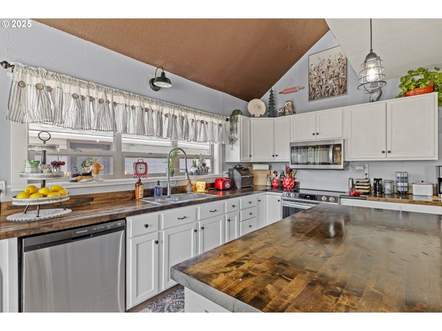 1753 20TH St, Myrtle Point, OR 97458