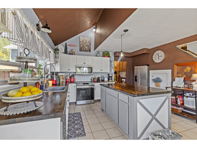 1753 20TH St, Myrtle Point, OR 97458