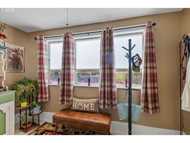 1753 20TH St, Myrtle Point, OR 97458