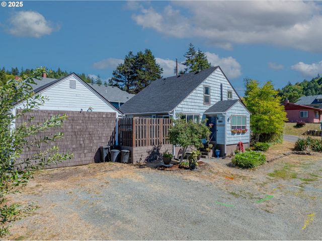 1753 20TH St, Myrtle Point, OR 97458