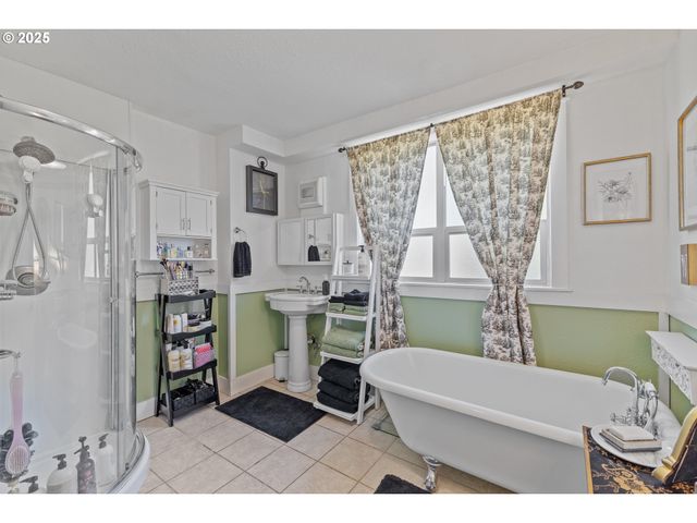 1753 20TH St, Myrtle Point, OR 97458