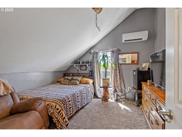 1753 20TH St, Myrtle Point, OR 97458