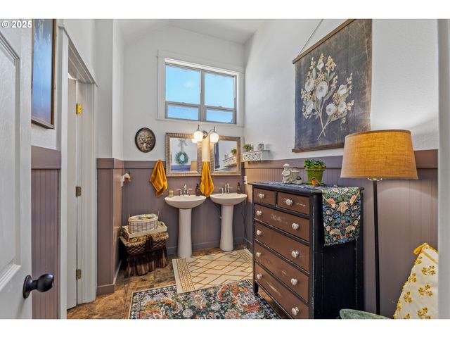 1753 20TH St, Myrtle Point, OR 97458