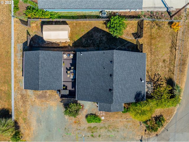 1753 20TH St, Myrtle Point, OR 97458