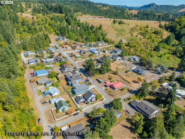 1753 20TH St, Myrtle Point, OR 97458