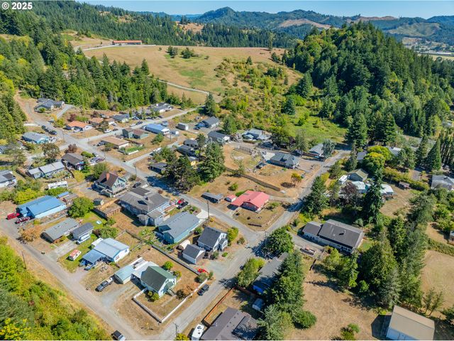 1753 20TH St, Myrtle Point, OR 97458