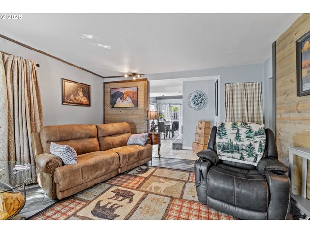 1753 20TH St, Myrtle Point, OR 97458