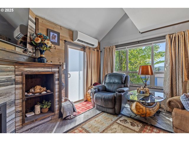 1753 20TH St, Myrtle Point, OR 97458