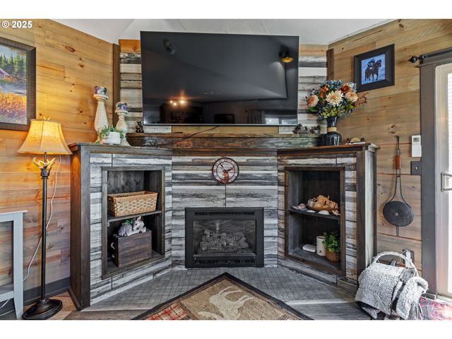 1753 20TH St, Myrtle Point, OR 97458