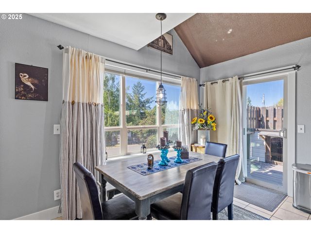 1753 20TH St, Myrtle Point, OR 97458