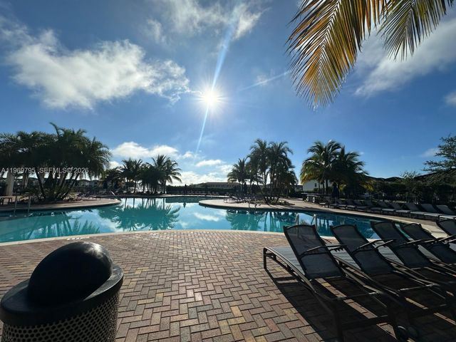 9374 W 32nd Ln, Hialeah, FL 33018