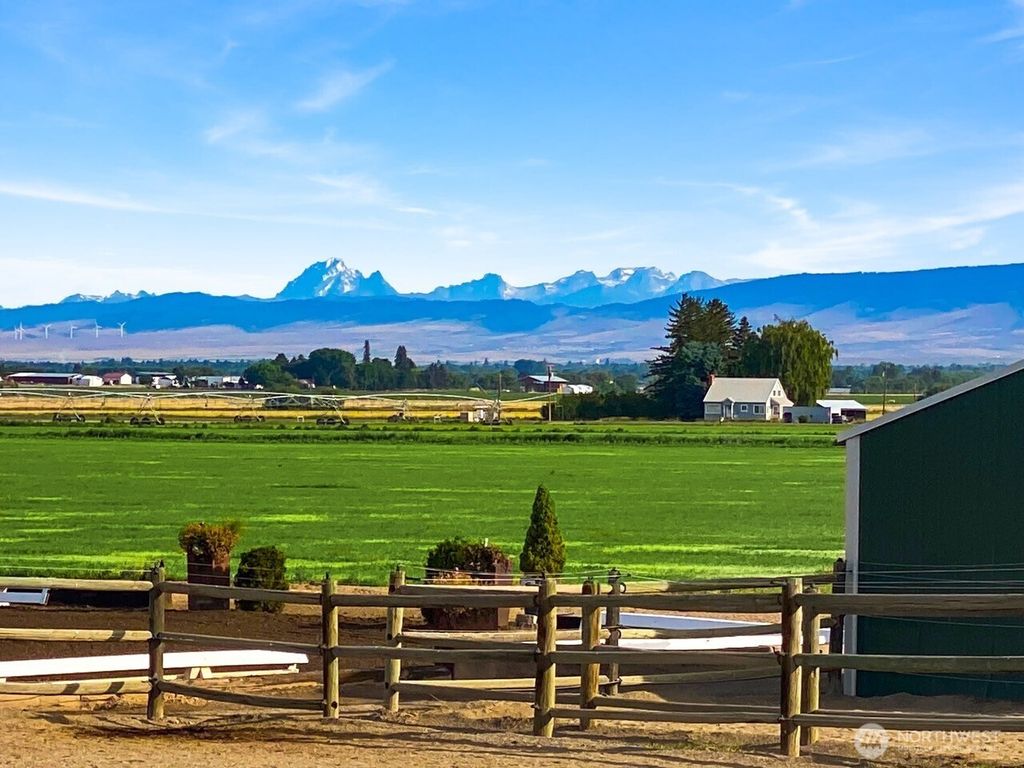 Image 5 of property listing at 1401 Emerson Road, Ellensburg, WA 98926