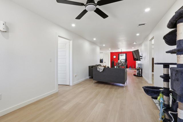 194 Tulipan LN, Dale, TX 78616