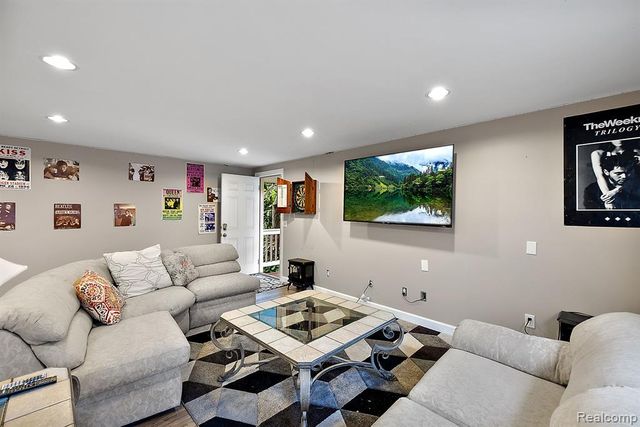 1297 E Lincoln Street, Birmingham, MI 48009