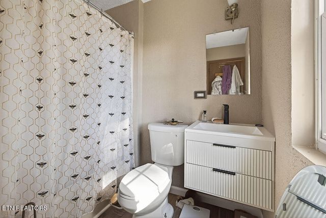 109 E Pasadena Rd, Oak Ridge, TN 37830