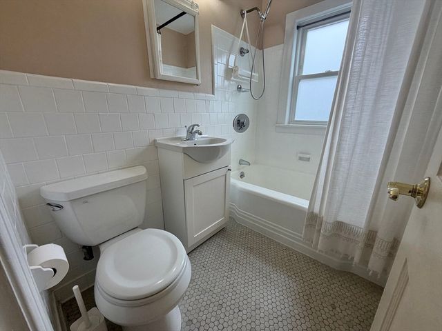 17 Hatfield Rd 17, Newton, MA 02465