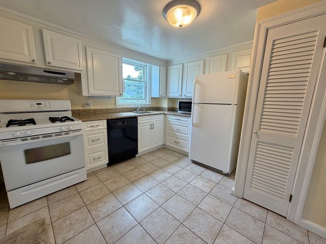 17 Hatfield Rd 17, Newton, MA 02465
