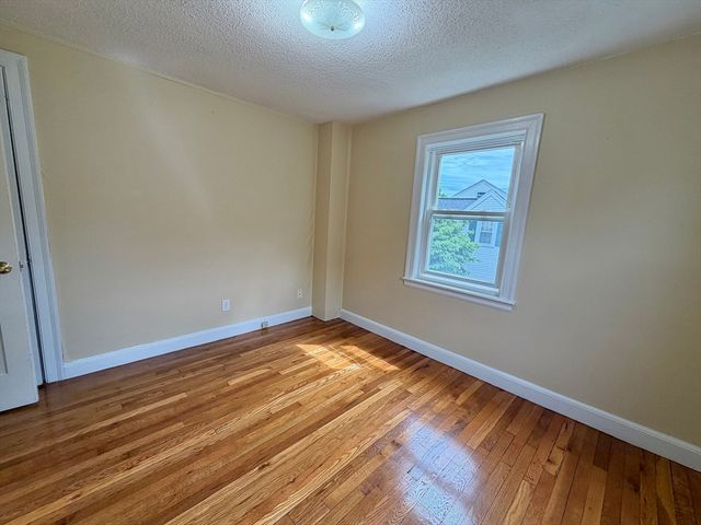 17 Hatfield Rd 17, Newton, MA 02465