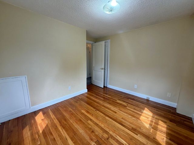17 Hatfield Rd 17, Newton, MA 02465