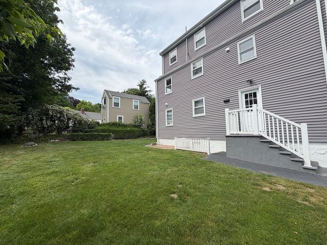 17 Hatfield Rd 17, Newton, MA 02465