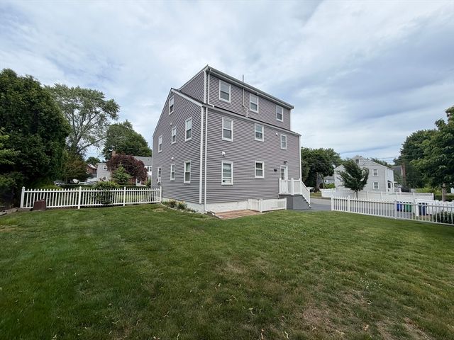 17 Hatfield Rd 17, Newton, MA 02465