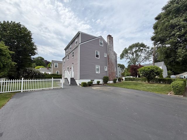 17 Hatfield Rd 17, Newton, MA 02465