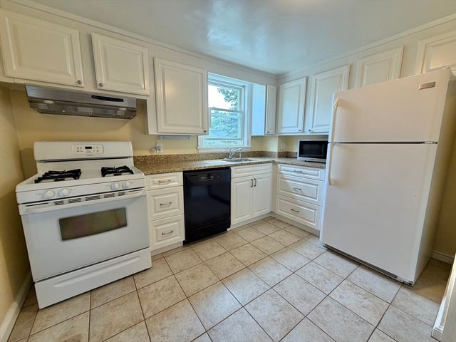 17 Hatfield Rd 17, Newton, MA 02465