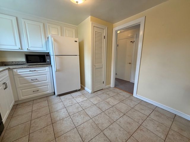 17 Hatfield Rd 17, Newton, MA 02465