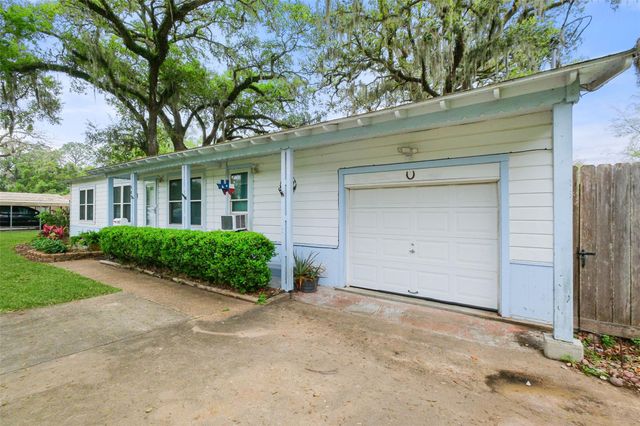 907 Avenue A, Sweeny, TX 77480