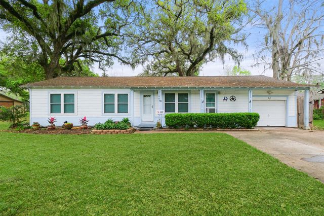 907 Avenue A, Sweeny, TX 77480