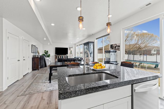 2735 S SHORELINE DR, Syracuse, UT 84075