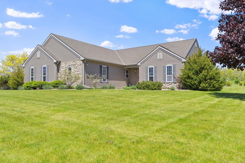 S102W21550 Kelsey DRIVE, Muskego, WI 53150