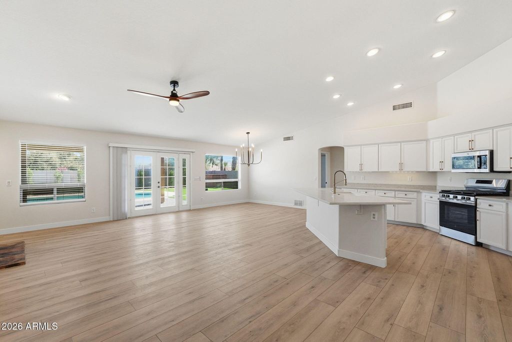 Image 10 of property listing at 20457 N 87TH Drive, Peoria, AZ 85382