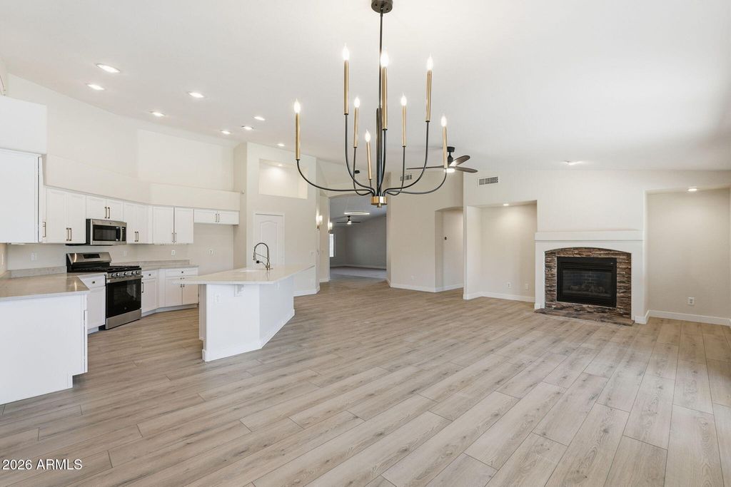 Image 12 of property listing at 20457 N 87TH Drive, Peoria, AZ 85382