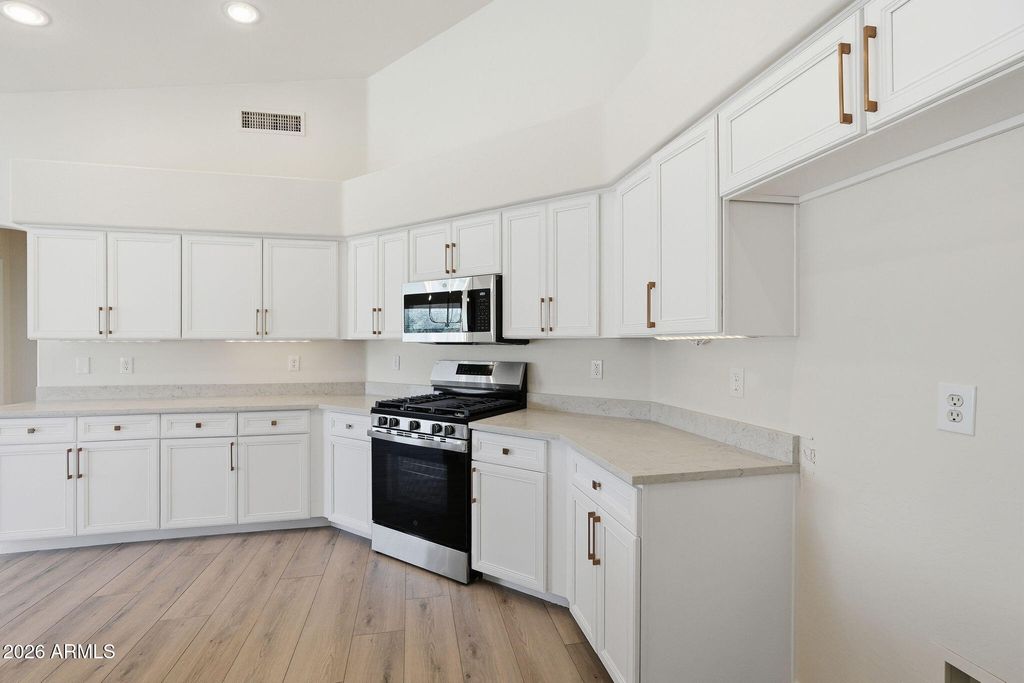 Image 15 of property listing at 20457 N 87TH Drive, Peoria, AZ 85382