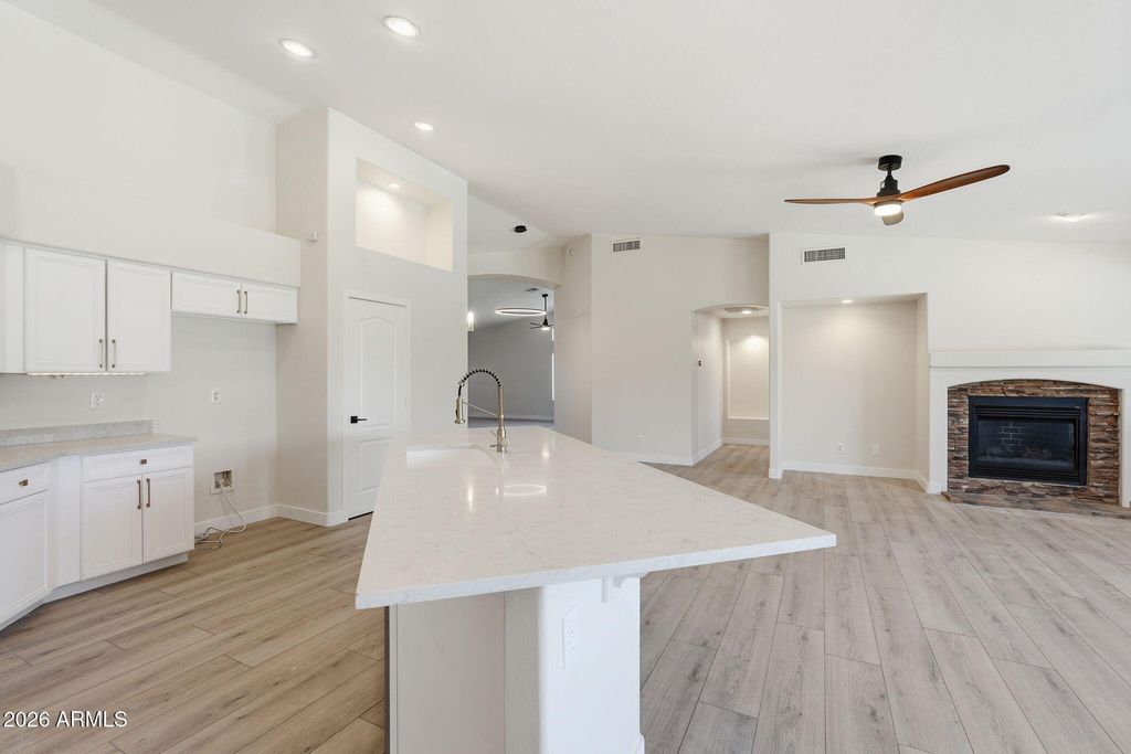 Image 16 of property listing at 20457 N 87TH Drive, Peoria, AZ 85382