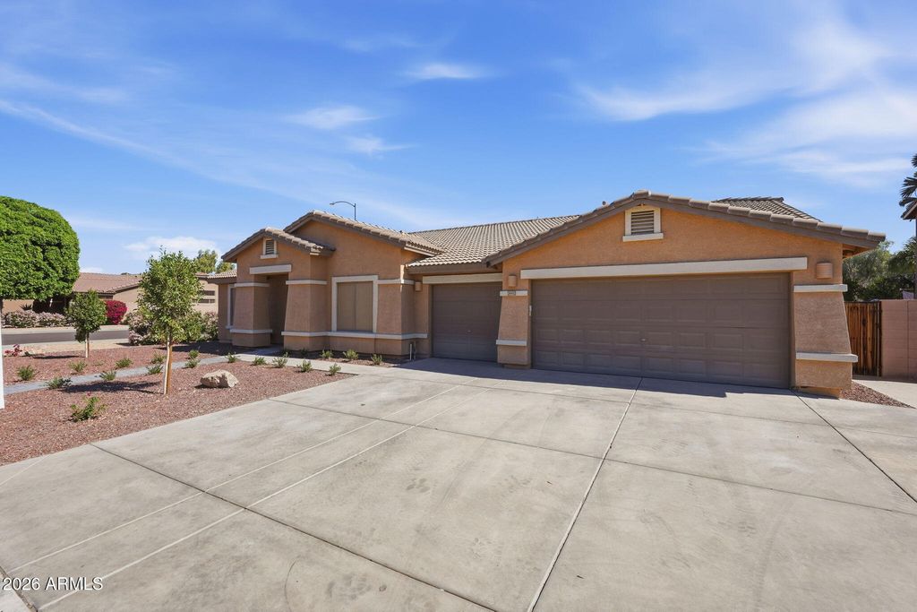Image 3 of property listing at 20457 N 87TH Drive, Peoria, AZ 85382