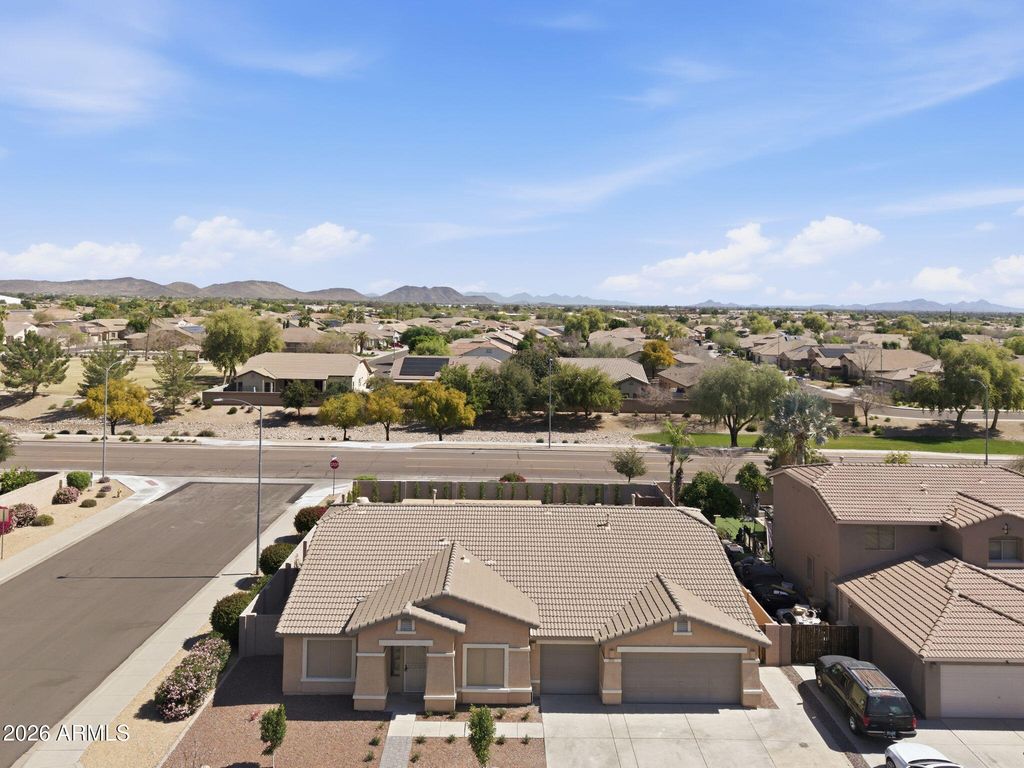 Image 4 of property listing at 20457 N 87TH Drive, Peoria, AZ 85382