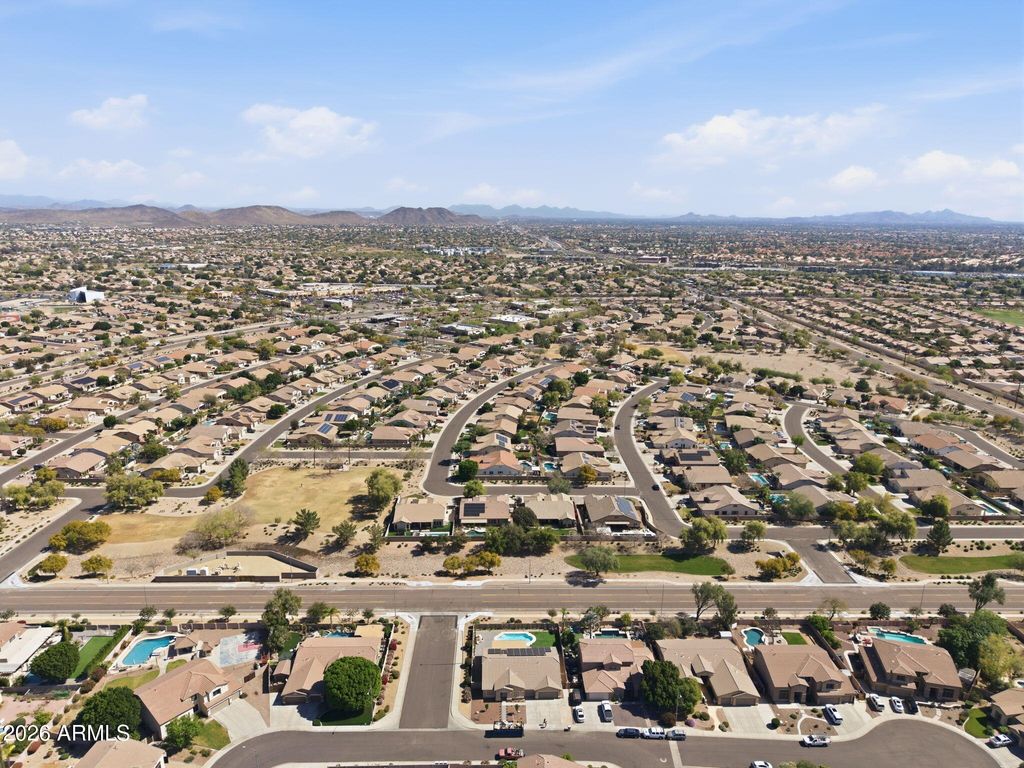 Image 41 of property listing at 20457 N 87TH Drive, Peoria, AZ 85382