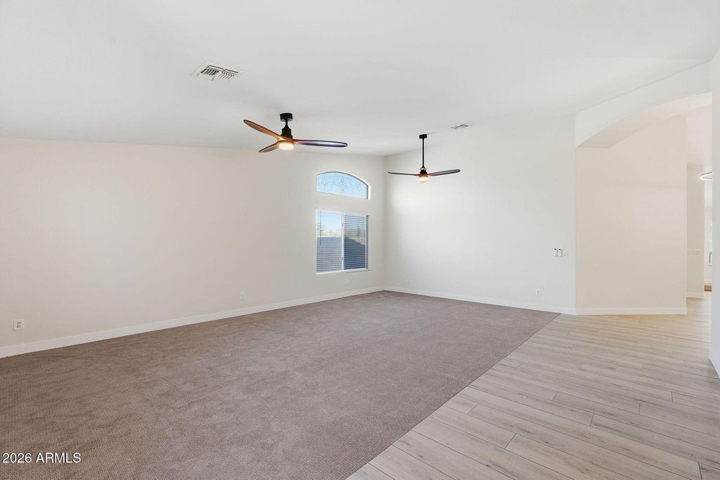 Image 6 of property listing at 20457 N 87TH Drive, Peoria, AZ 85382