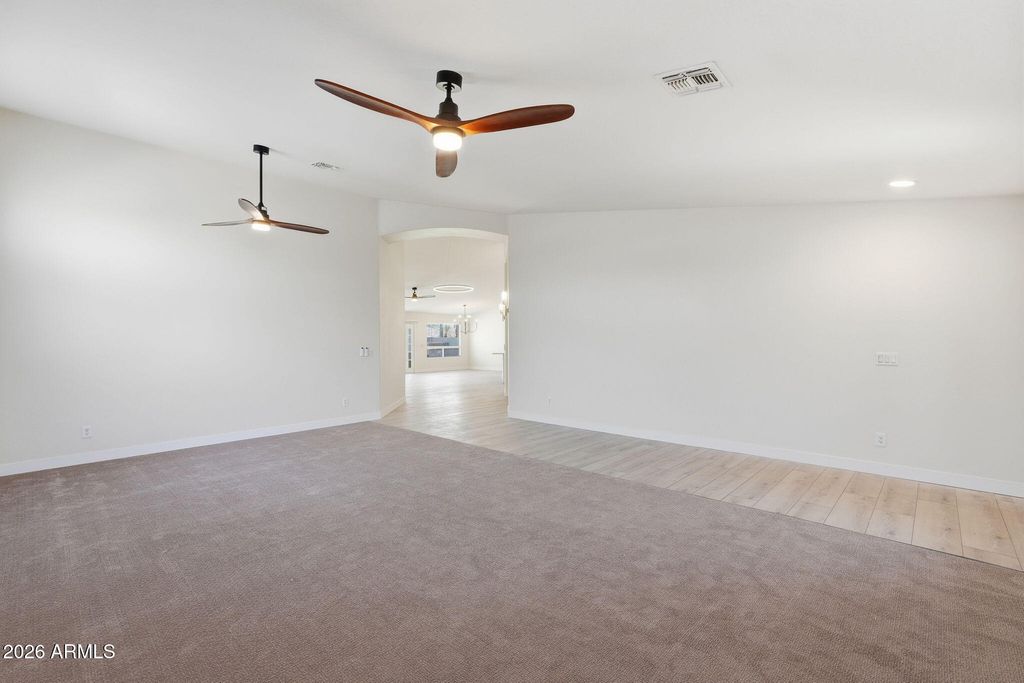 Image 7 of property listing at 20457 N 87TH Drive, Peoria, AZ 85382