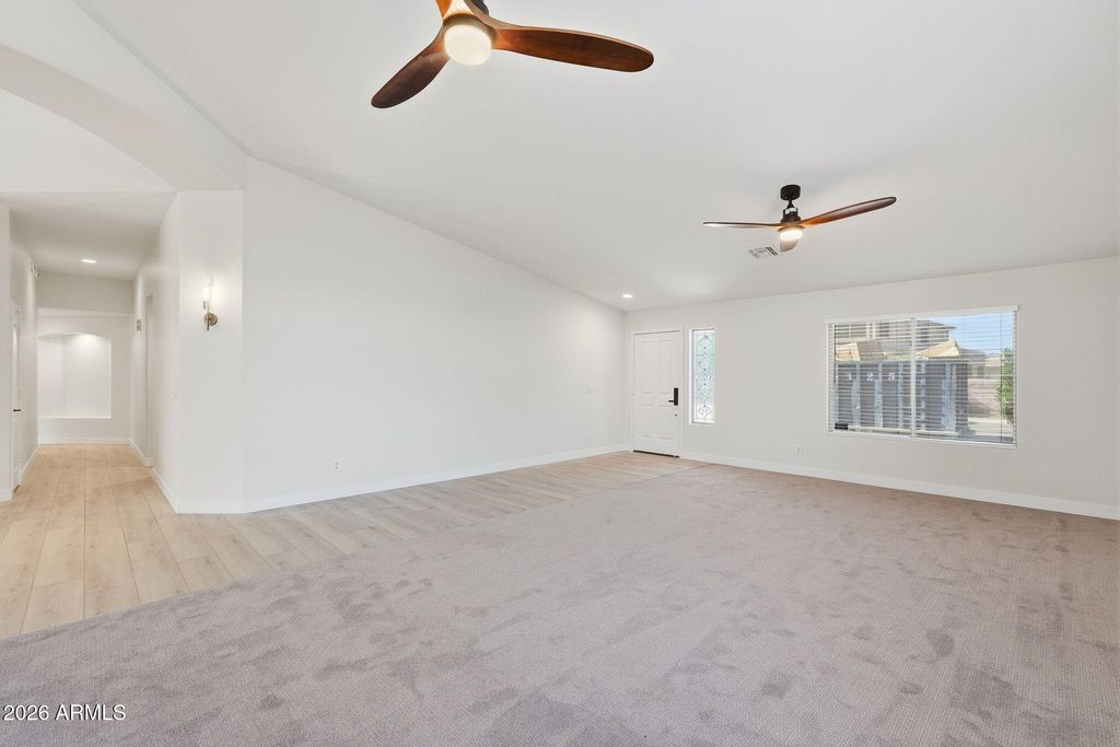 Image 8 of property listing at 20457 N 87TH Drive, Peoria, AZ 85382