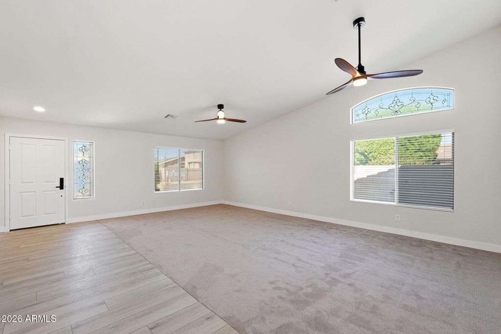 Image 9 of property listing at 20457 N 87TH Drive, Peoria, AZ 85382
