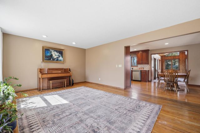 15720 7th Avenue N, Plymouth, MN 55447