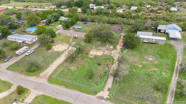 180 Dewey Ln, Seguin, TX 78155